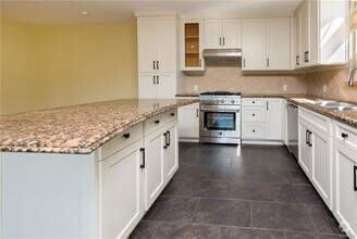 Building Photo - 1731 Golf Club Dr