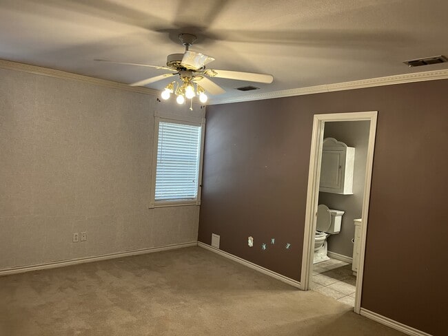 Building Photo - 302 Red Oak Ln