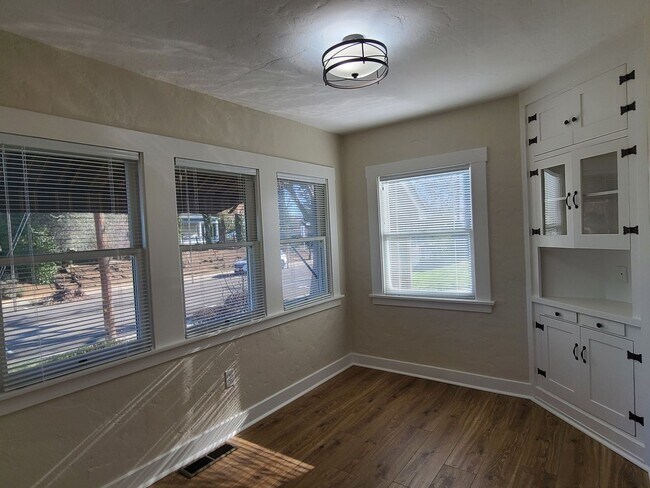 Building Photo - Action Properties R.E.S. Inc offering Central Roseville 2 Bed, 1bath  Carport Parking, Large yard...