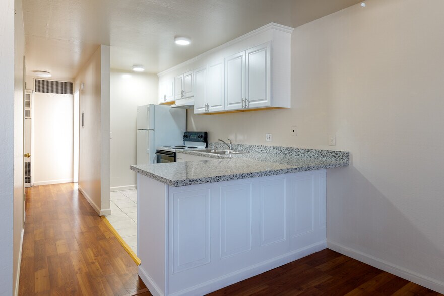 Building Photo - 4041 Park Center Ln