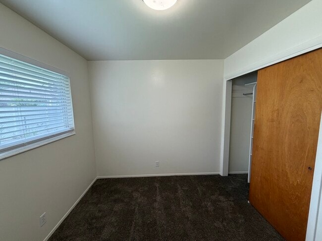 Building Photo - 744-746 E 200 N