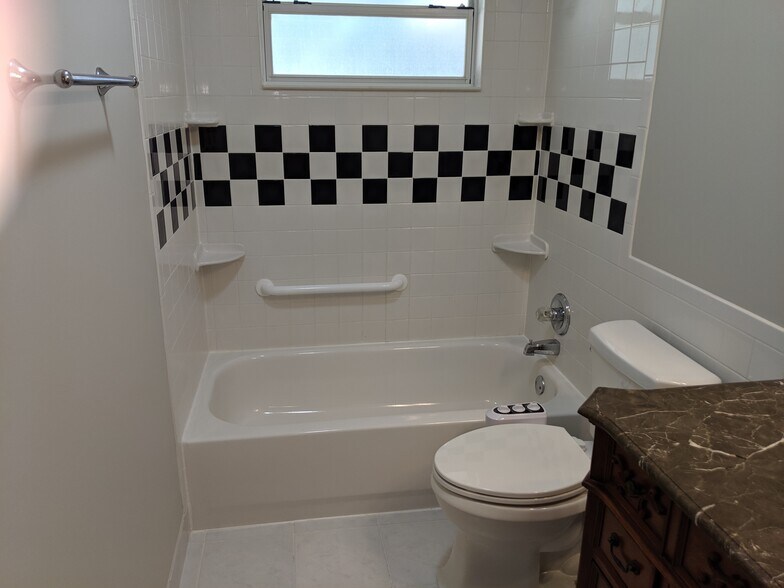 Bath - 1822 A, Lela Lane