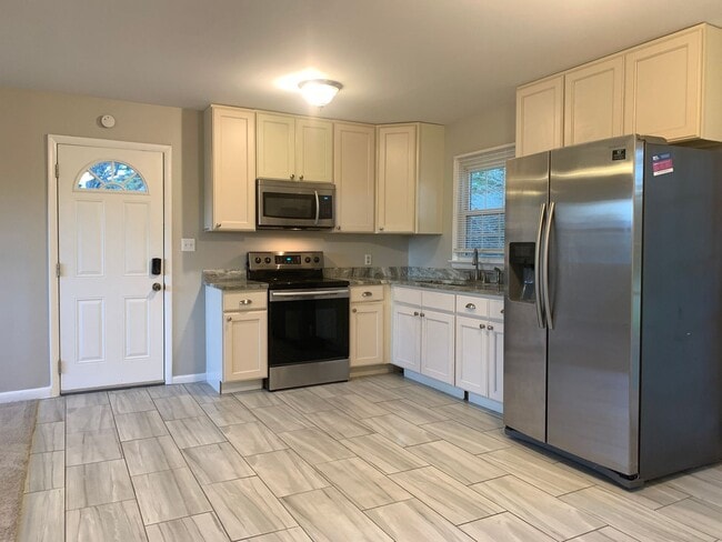 Building Photo - Pretty Renovated Rent Ready Ranch Near I-4...