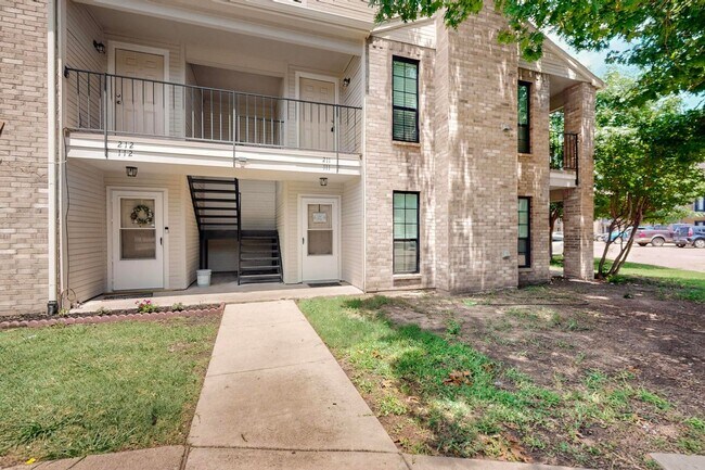 Building Photo - Stylish Upstairs Corner Unit Near Lake Ray Hubbard