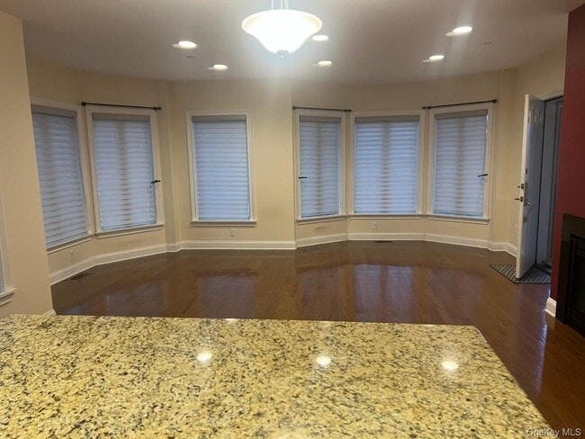 Building Photo - 3-37B Park Cres