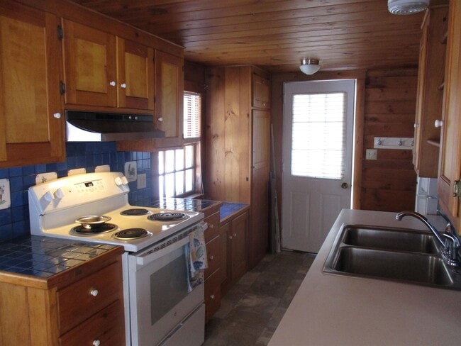 Building Photo - 48 Perkins Ln