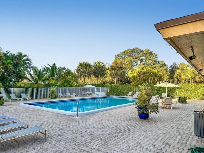 Building Photo - 2700 S Oakland Forest Dr