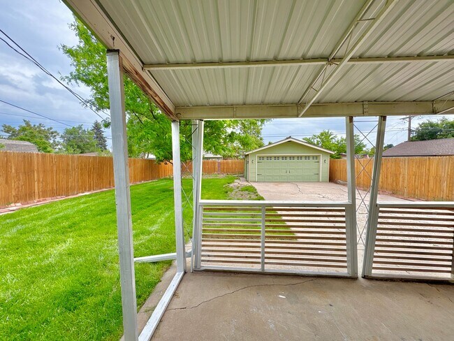 Building Photo - Immaculate, Updated, & Bright Home in West...