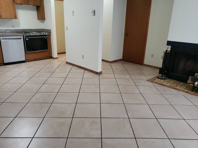 Building Photo - 2005 NE Terre View Dr