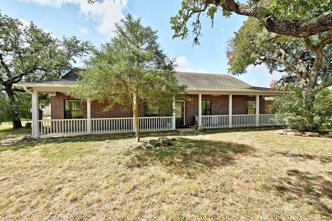 Building Photo - 200 Oak Hollow Ln