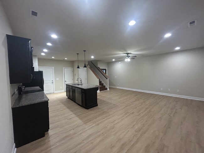 Building Photo - 3-Bedroom 2.5 Bathroom with Walk In Closets and 2-Car Garage For Rent