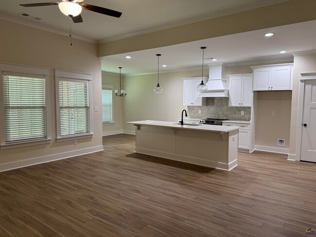 Building Photo - 213 Willowbrook Ln