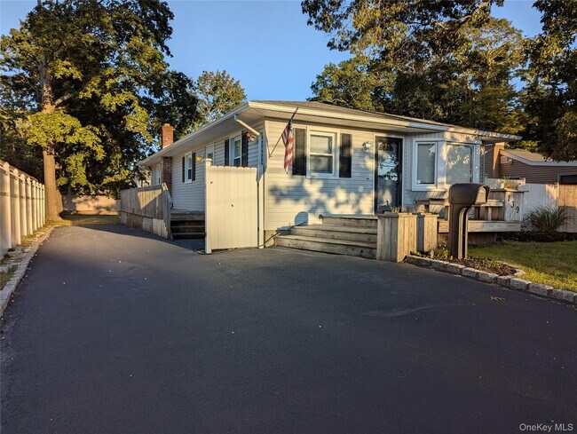 Building Photo - 139 Pine Neck Ave