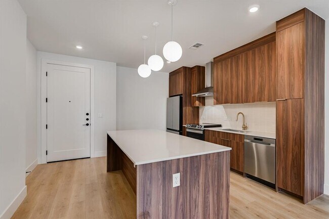 Building Photo - 1701 Simond Ave