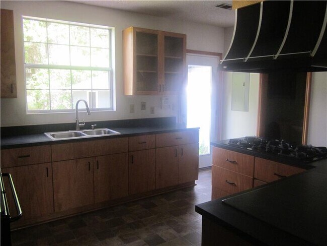 Building Photo - 1112 Dean Forest Rd