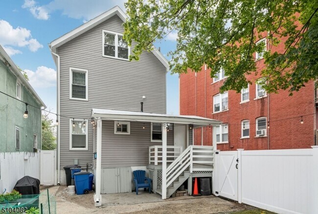 Building Photo - 204 Forest St