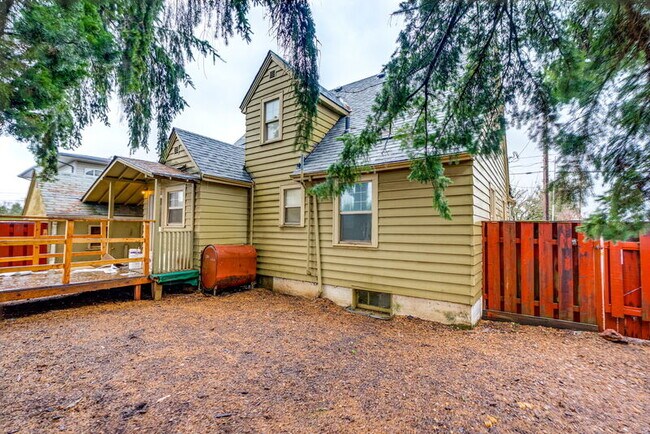 Building Photo - 1137 SE Uglow Ave