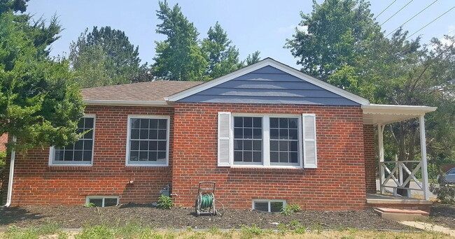 Building Photo - Spacious 5-Bedroom Gem on Locust Street – ...
