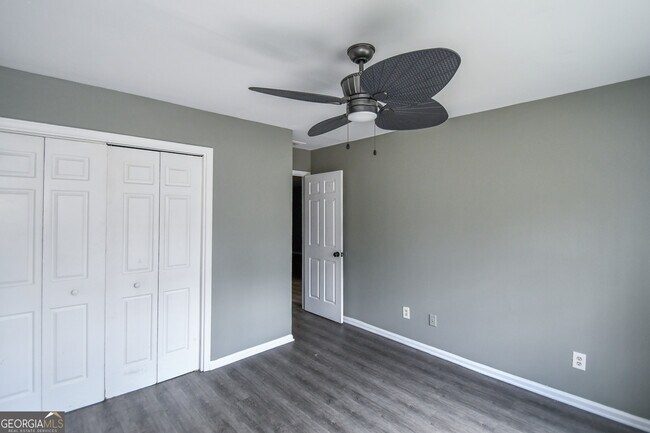 Building Photo - 735 Oak Dr