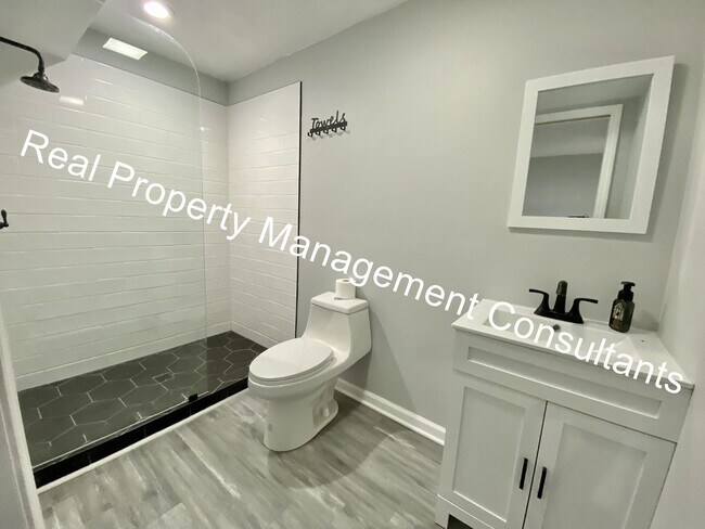 Building Photo - California Split-Level in Lee's Summit Sch...