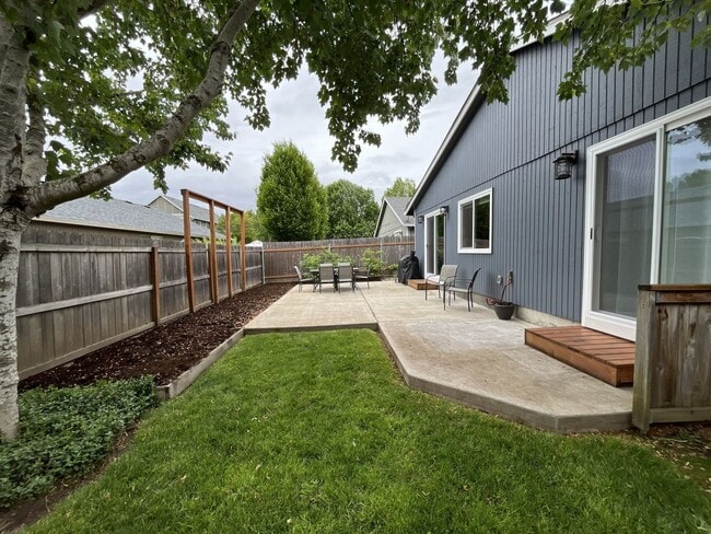 Building Photo - Charming Home Near Nike Campus with Vaulted Ceilings & Updated Kitchen