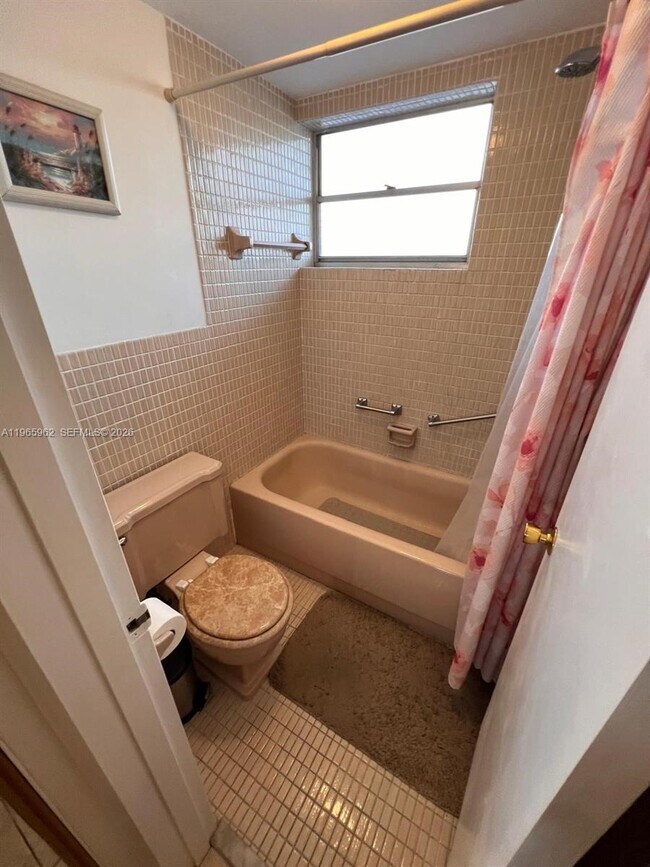 Building Photo - 1591 NE Miami Gardens Dr