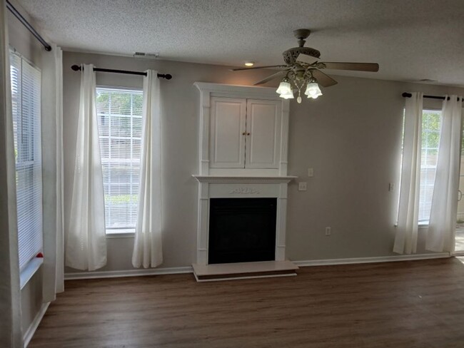 Building Photo - 5821 Ludington Dr