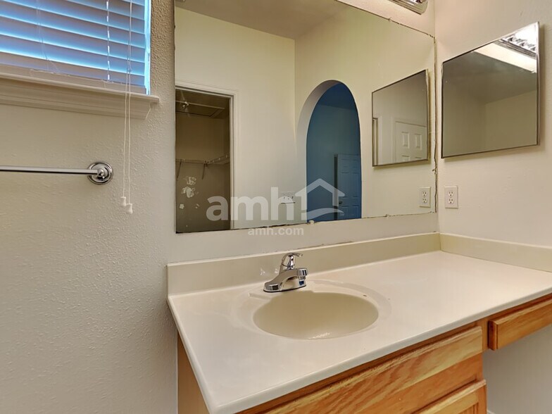 Building Photo - 8058 Misty Meadow Ct N