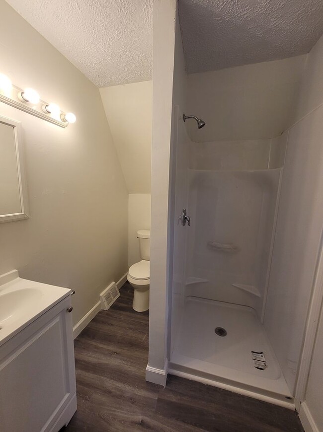 Building Photo - 2 Bedroom House - Available Now!