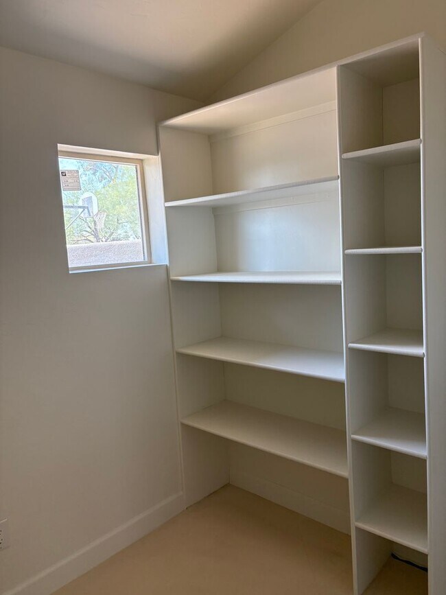 Building Photo - 3 Bedroom 2 Bath by Reid Park !