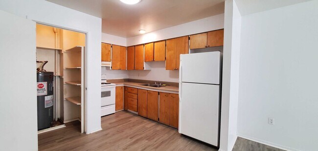 Building Photo - Move In Special - Large Renovated 650sq.ft...