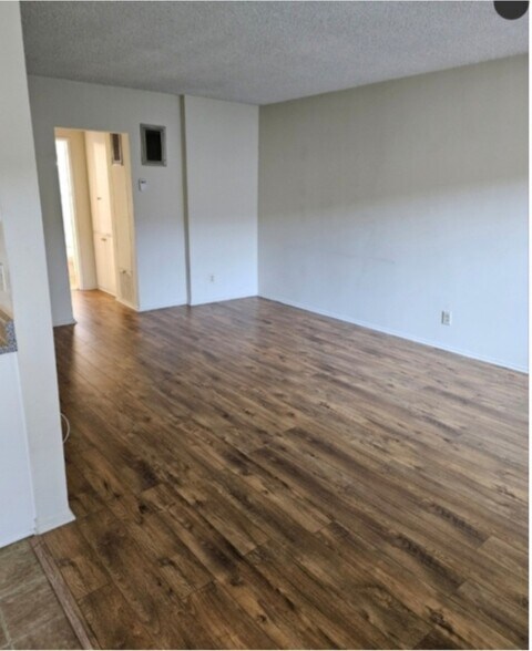 Building Photo - 447 W Elk Ave