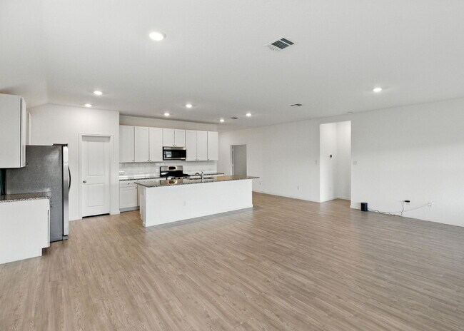 Building Photo - Beautiful 4 Bed, 3 Bath Home - Spacious & ...
