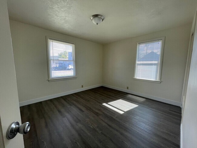 Building Photo - 3-bedroom, 1.5-bath Newly Remodeled Home in Roseburg