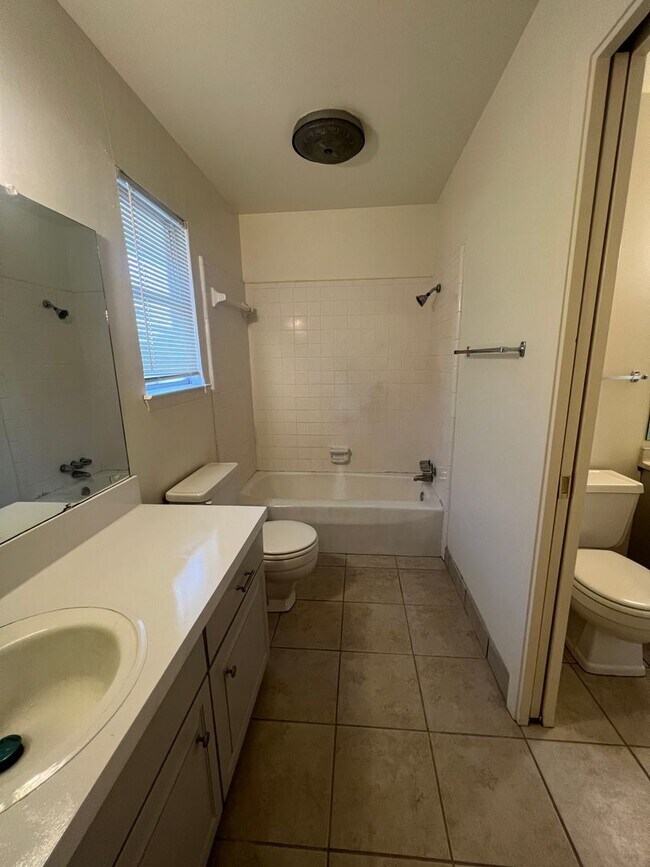 Building Photo - TriPlexes *LEASING SPECIAL AVAILABLE*