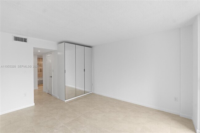 Building Photo - 1301 NE Miami Gardens Dr