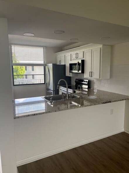 Building Photo - 3640 Whitehall Dr