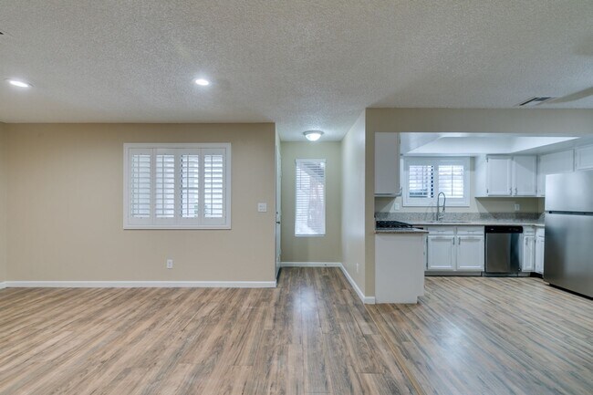 Building Photo - GORGEOUS 2 BEDROOMS CONDO*JUST COMPLETED UPGRADES*SOUTHWEST AREA*COMMUNITY AMENITIES*