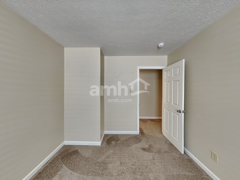 Building Photo - 926 Littleton Dr