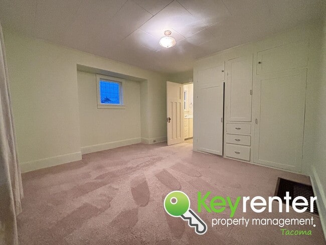 Building Photo - One Bedroom Triplex Unit in the Heart of Tacoma’s Proctor District!