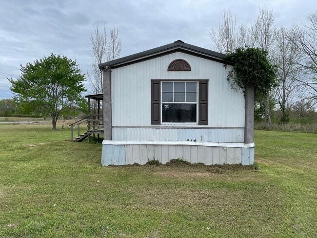 Building Photo - Country living with spacious front and backyard - 3 beds/ 2bath available now