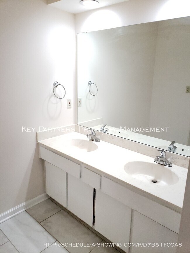 Building Photo - 8620 W 117th - SPACIOUS and Updated!