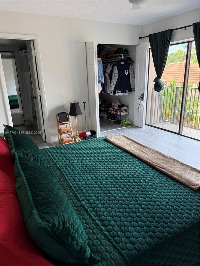 Building Photo - 2563 Lakeview Ct