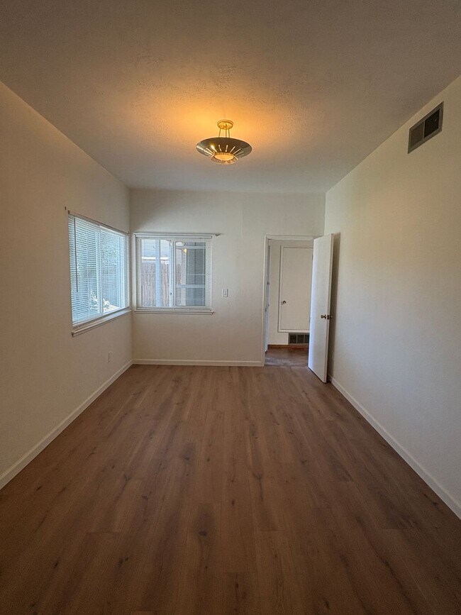 Building Photo - 3046 Notre Dame Dr