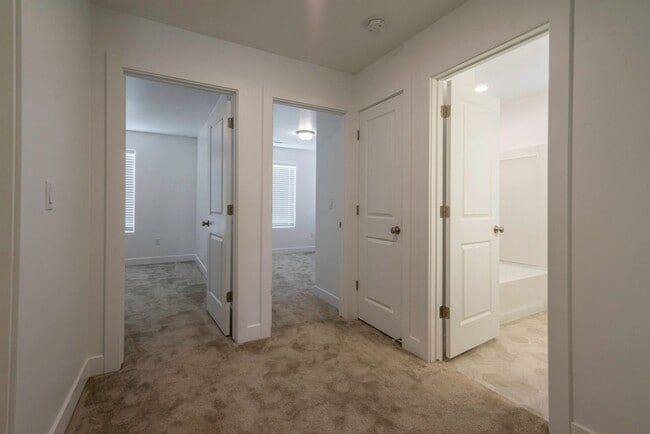 Building Photo - Well Maintained, 3 Bedroom and 2.5 Bathroo...