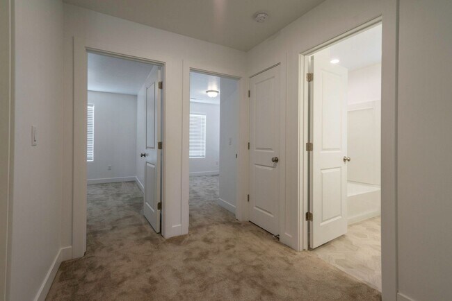Building Photo - Well Maintained, 3 Bedroom and 2.5 Bathroom Townhome in Desert Color! Internet Included!