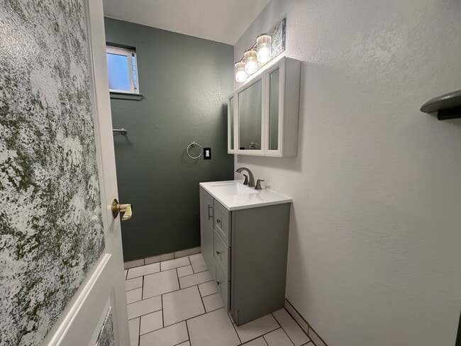 Building Photo - 1855 King Edward Dr