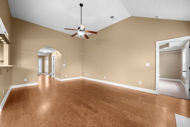 Building Photo - Three Bedroom with Bonus!