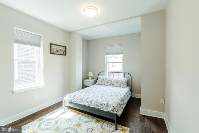 Building Photo - 4841 Larchwood Ave