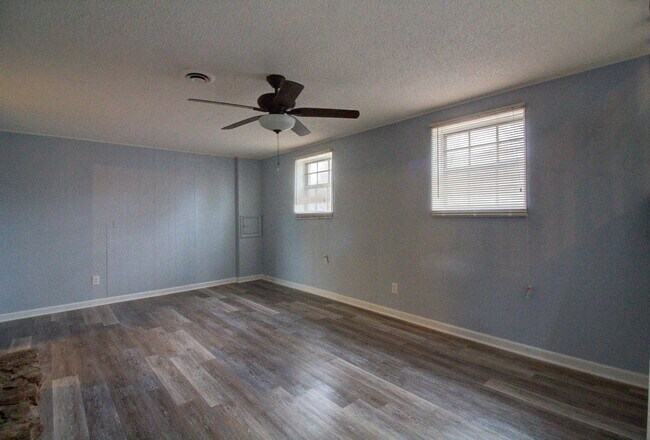 Building Photo - Charming 4 Bedroom Home!